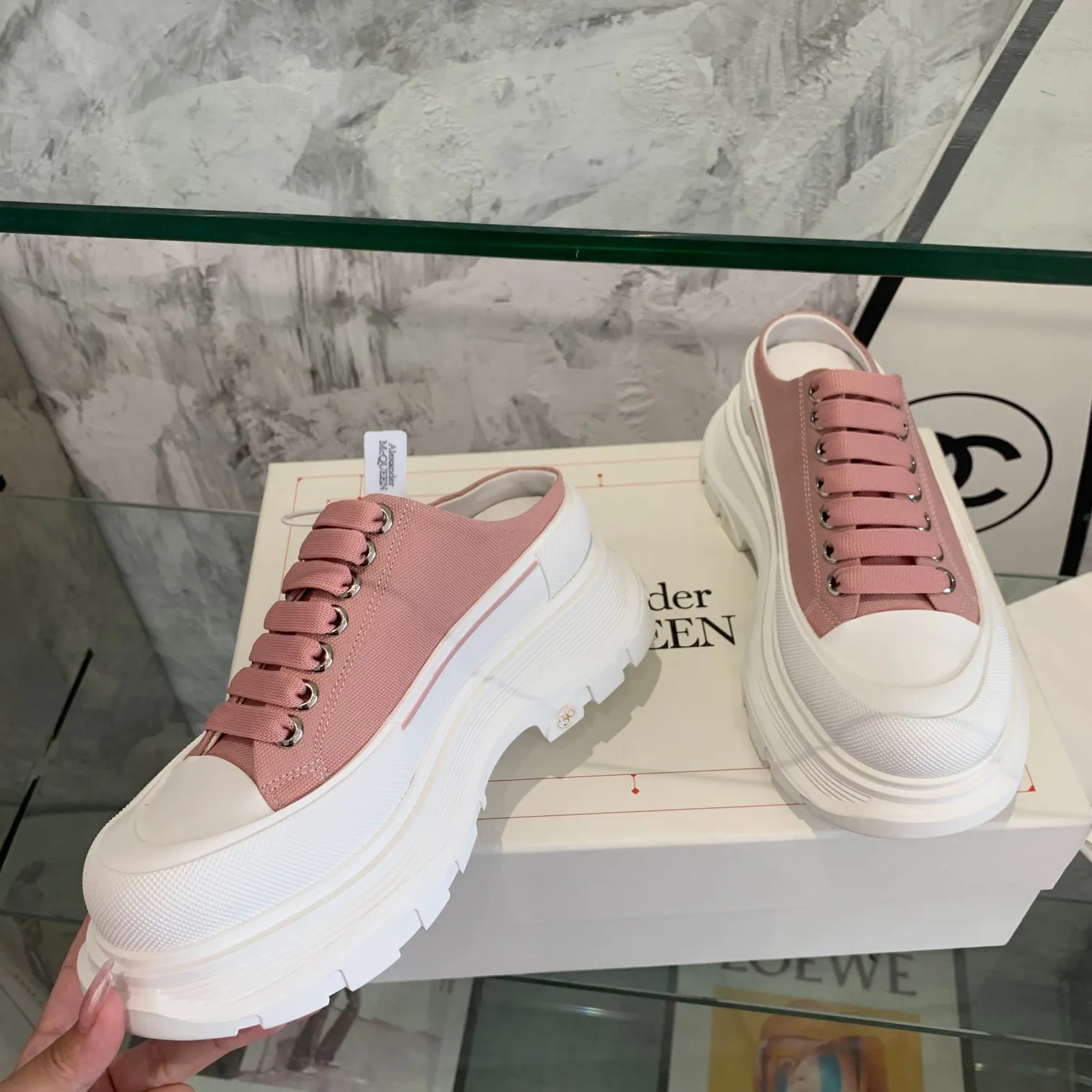 👟👟Ex-factory price 500👟👟 Mc Queen is in stock all year round [Rose] McQueen [Rose] dad shoes [Rose] ss early spring first release‼ ️‼ ️The latest Milan Fashion Week T-stage catwalk model, the unique and personalized design is very classy on the feet, and the round toe design allows the toes to be completely released. I spent a lot of money to buy multiple pairs of the originals and dismantled them and made replicas. Many celebrities such as Guli Nazha, Wu Lei, and Internet celebrity bloggers have endorsed Xiaohongshu’s popular products, and the products are sold out at the counters! Fabric: Imported pure cotton fabric Lining: Imported silk sheepskin Feet: Imported silk sheepskin Size: Women's 35-40. Packaging: original full set of packaging, outsole: increased by 5 cm, original outsole
